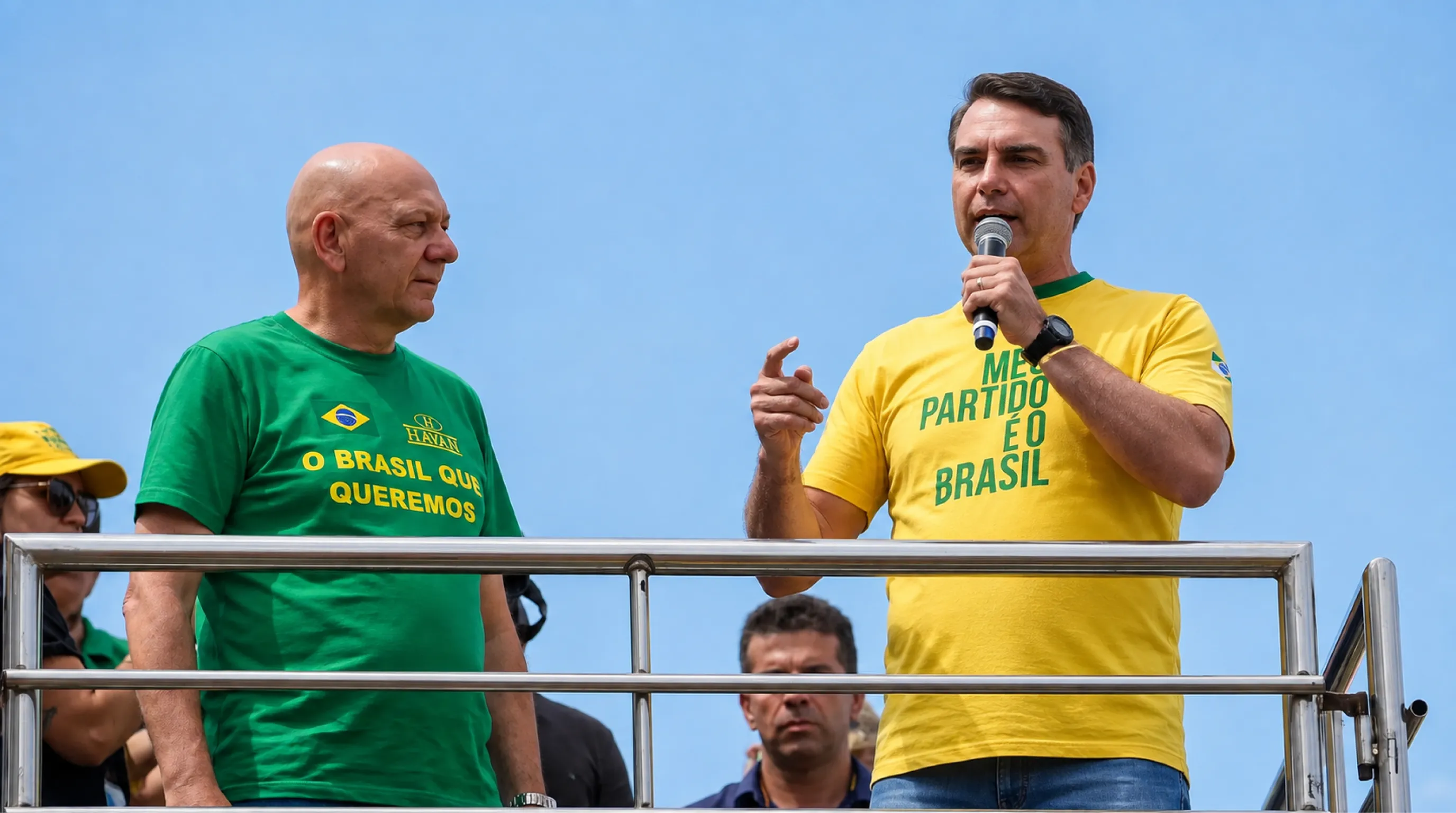 Flávio Bolsonaro promete o fim da miséria durante comício na Praia de Copacabana, no Rio de Janeiro — Foto: Reprodução/TV Globo